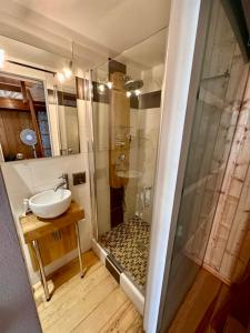 波尔多Le Woody, Centre-ville, Parking gratuit的一间带玻璃淋浴和水槽的浴室