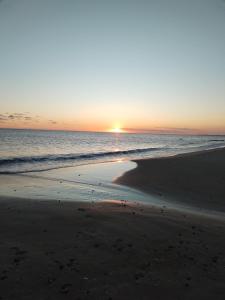 皮里亚波利斯Unica的日落在海滩上与大海