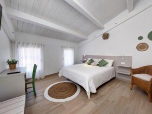 圣贝内代托-德尔特龙托Affittacamere Casa Lilibet的白色卧室配有白色的床和书桌