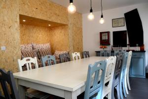 纳扎雷Lab Hostel Nazare的一间带桌椅的用餐室