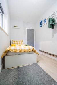 伯明翰Lavish 2- bedroom Flat with Free Parking的一间白色卧室,配有床和地毯