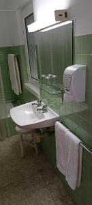 波尔蒂芒Residencial Sol的绿色浴室设有水槽和镜子