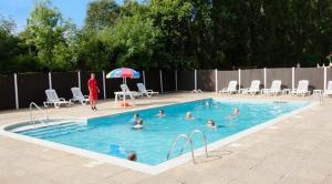 威利Hayley's Holiday Haven的一群人在游泳池里