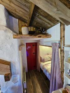 查尔斯敦Tiernan's Luxury Cottages的一间小房子里的卧室,配有床