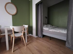 希维托赫洛维采Apartament Skałka的卧室配有1张床、1张桌子和1把椅子