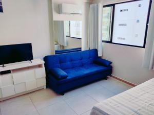 累西腓Home Boa Viagem的带电视的小客房内的蓝色沙发