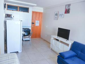 累西腓Home Boa Viagem的客厅配有蓝色的沙发和电视
