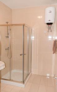 埃尔哥茨拉Central Modern Apartment 1 Bedroom的浴室里设有玻璃门淋浴