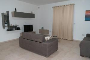 埃尔哥茨拉Central Modern Apartment 1 Bedroom的客厅配有棕色沙发和电视