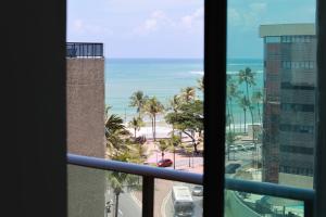 马塞约Maceio Ferias apto com varanda vista mar的从酒店的窗户可欣赏到海滩美景