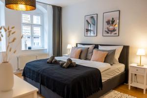 梅森Fynbos Apartments in der Altstadt, Frauenkirche, Netflix, Parkplatz的一间卧室,配有一张带两个泰迪熊的床