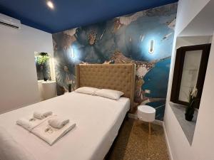 罗马Raffaello's Place的一间卧室配有带毛巾的床