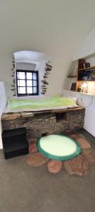 PerlengiánikaPerlegiannika Houses的一间卧室配有一张床和一个大型绿桌