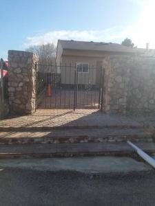 科罗拉多斯普林斯Your home in Colorado Springs的通往石墙房子的大门