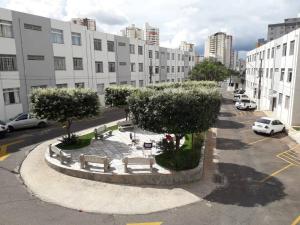 戈亚尼亚Apartamento 2 quartos Setor Sul的城市里长着长椅和树木的公园