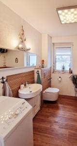 米滕瓦尔德Ferienwohnung Sunny的一间带水槽、浴缸和卫生间的浴室