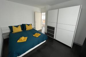 锡永Appartement Tourbillon centre-ville的一间卧室配有一张带黄色枕头的床