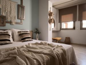 扎金索斯镇Laura Suites的一间卧室配有一张床铺,床上有毯子