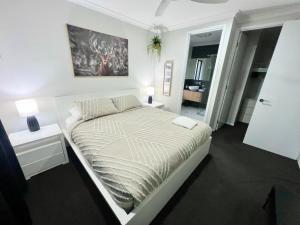 LandsboroughPlantation Retreat 4 Bedroom Modern Home的一间白色卧室,卧室内配有一张床