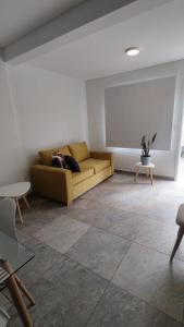 门多萨Orfila Apart 1的客厅配有沙发和桌子