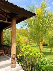 毛梅雷Waiara Village Guesthouse的棕榈树花园中的雕像