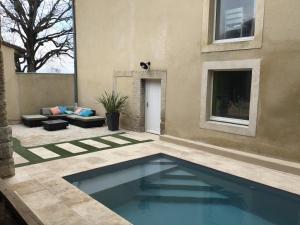 BarcelonneAgréable bastide provençale avec piscine的庭院中带游泳池的房子