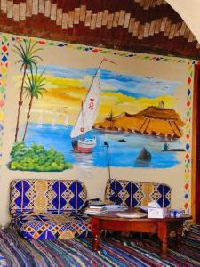 阿斯旺Ramy Heissa Nubian house的墙上挂着一幅帆船画