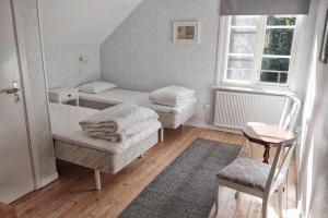 OmbergStocklycke Omberg的小房间设有两张床和窗户