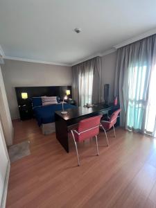 圣保罗HOTEL PERDIZES - FLAT Executivo - 1403的客房设有桌子、椅子和床。
