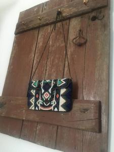贝赫尔-德拉弗龙特拉Casa Del Fogón, En La Calle Del Castillo的木箱上的小袋子