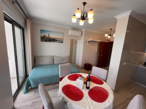 卡帕里卡海岸卡帕里卡海岸公寓的配有一张床和一张桌子及椅子的房间