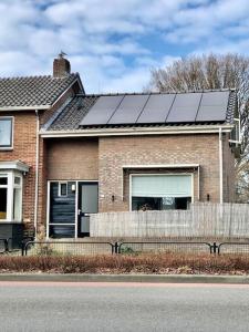 哈登贝赫Cramer's Corner的一座房子,上面有很多太阳能电池板