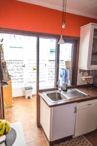 洛思坎加约斯Mar y Sol的一个带水槽和大窗户的厨房