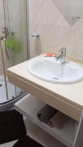 普拉亚Casa Kyara Apart T2的浴室配有白色水槽和淋浴。