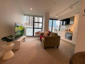 墨尔本City Haven with Breathtaking Views的带沙发和鱼缸的客厅
