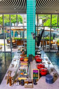 利马ibis styles Lima San Isidro的大楼里的自助餐桌,上面有食物