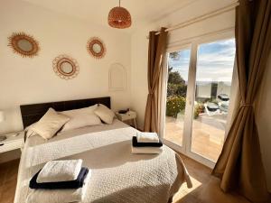 苏昂博Villa Joanna的一间卧室设有一张床和一个大窗户