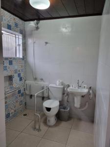 博拉塞亚Residencial dos Portugas的一间带卫生间和水槽的浴室