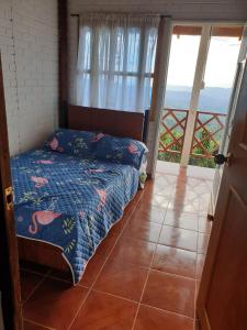 ViotáFinca Agua Viva的一间卧室设有一张床,享有海景