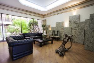 库里提巴日航酒店的客厅配有沙发和桌子