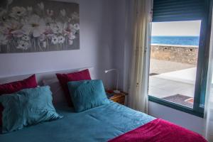 洛思坎加约斯Mar y Sol的一间卧室设有一张床,享有海景