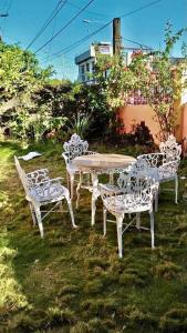 董索Josephine's Home Donsol Sorsogon的一组椅子、一张桌子和一张桌子及长凳