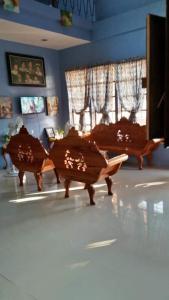 董索Josephine's Home Donsol Sorsogon的客厅配有两把椅子和一张沙发
