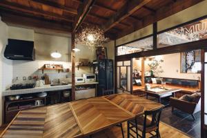 松本布袜四郎旅馆的厨房以及带木桌的用餐室。