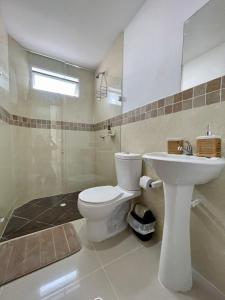 蒙特里亚CIC APARTAMENTOS cerca UNICOR IMAT的浴室配有白色卫生间和盥洗盆。