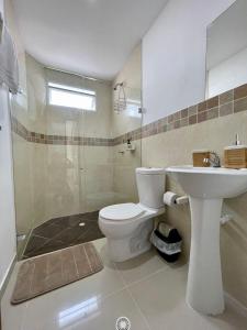 蒙特里亚CIC APARTAMENTOS cerca UNICOR IMAT的浴室配有卫生间、盥洗盆和淋浴。
