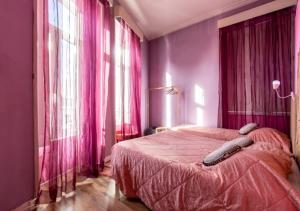 波尔图波尔图里亚德旅馆的一间卧室配有一张粉红色的墙壁和窗户。