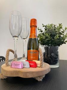 都灵Garden House Cit Turin的桌子上放有一瓶香槟和两杯酒杯