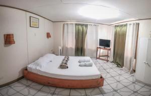图里亚尔瓦Geliwa B&B的一间卧室,卧室内配有一张大床