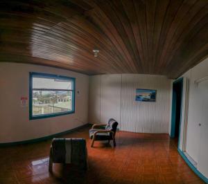 图里亚尔瓦Geliwa B&B的客厅设有木制天花板和椅子